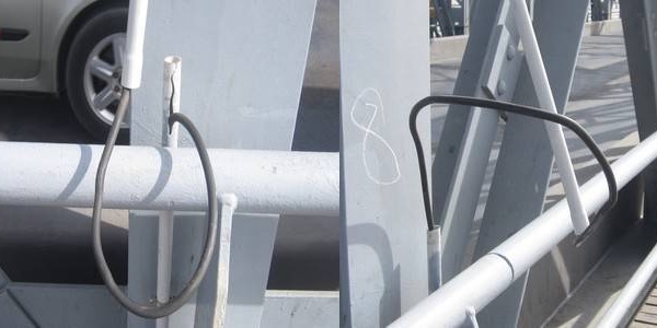 Des conduites de câbles du pont  vandalisées : les piliers transformés en douches publiques.