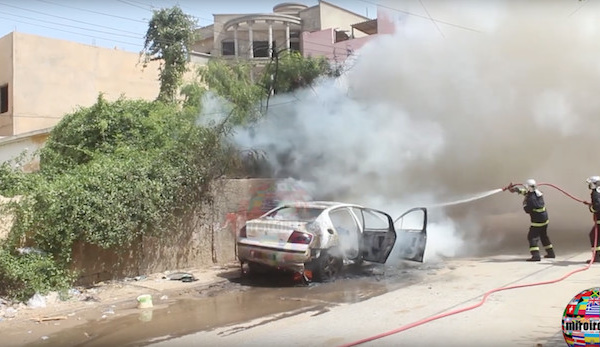 Saint-Louis : Un véhicule prend feu sur l’avenue des Grands Hommes à Ndioloffène