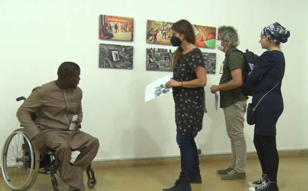 Photographie : des artistes à mobilité réduite étalent leur talent au CRDS de Saint-Louis – vidéo