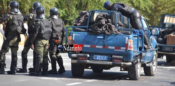 Front à l'UGB: Etudiants et forces de l'ordre s'affrontent.