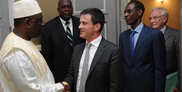 Manuel Valls élevé au rang de Chevalier de l'Ordre national du Lion.