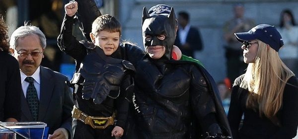 Batman : Barrack Obama félicite un enfant pour avoir sauvé San Francisco (vidéo)