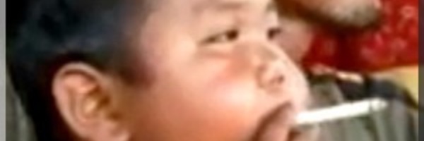 Le bébé-fumeur abandonne la cigarette mais... - [Vidéo]