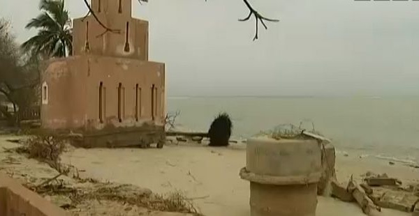 (Vidéo) Saint-Louis du Sénégal est menacée par la montée des eaux | FranceTV Info|