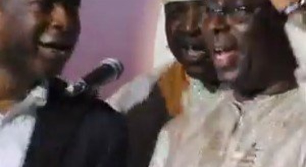 Vidéo: Youssou Ndour et Macky Sall chantent ensemble « joyeux anniversaire », lors des 5 ans de l’APR. Regardez