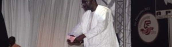 Cissé Lô jette des liasses de billets de banque par terre devant Macky surpris