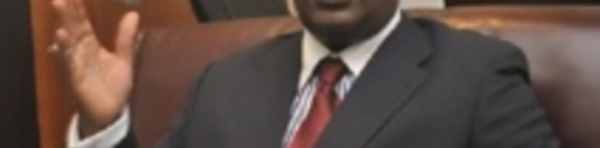 Ousmane Ngom autorisé à sortir du territoire : les raisons d’une dérogation