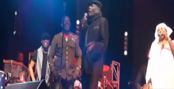  Golbert Diagne danse le "Thiébou Djeune Penda Mbaye" au concert de Youssou Ndour à Saint-Louis. Regardez !