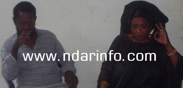 [Vidéo Inédite] Jacob Yacouba peint à côté de Marie Madeleine Diallo, son épouse.