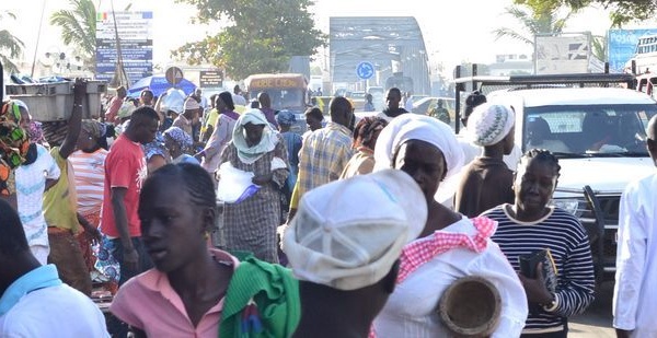 Saint-Louis : l'avenue Charles De Gaulle bloquée par des vendeuses de poisson.