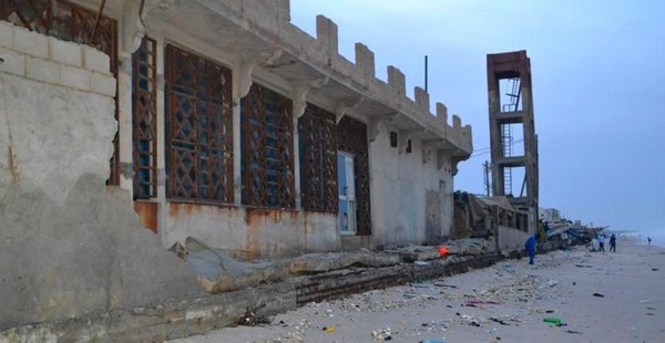 Houle dangereuse : des maisons inondées, des murs fracassés, des pirogues cassées | Photos|