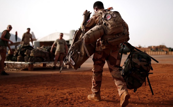 Bamako pousse Paris dehors