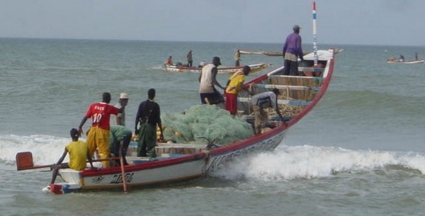 Pris au piège par une houle dangereuse, trois pêcheurs Saint-Louisiens secourus en Guinée Bissao.