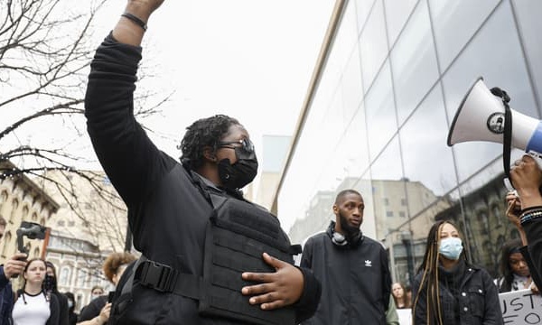 États-Unis: manifestation après la publication de vidéos montrant un policier blanc tuant un homme noir