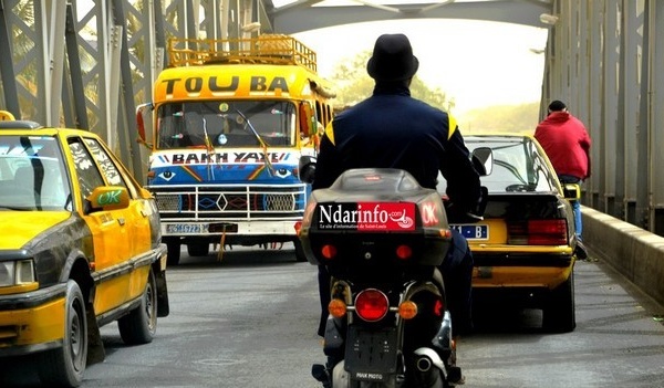 Opération de lavage du pont Faidherbe de Saint-Louis, ce dimanche 23 mars 2014