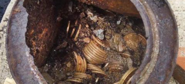 Mauritanie : Un homme découvre de l’or dans un canari enfoui devant la mairie