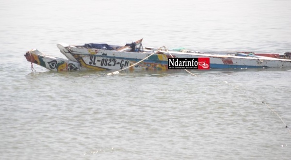 Accident tragique en mer : les photos de la pirogue fracassée par les vagues.