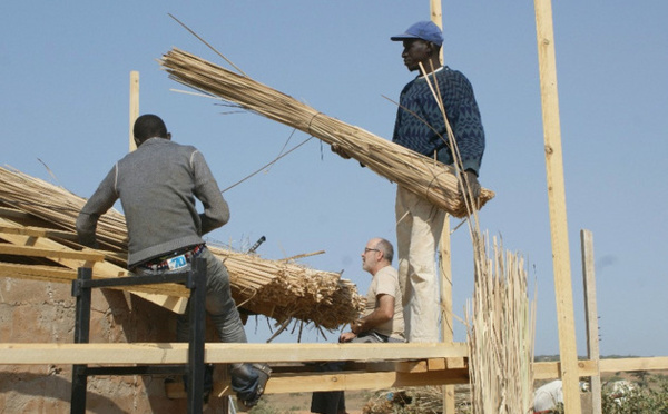 France: un chaumier exporte son savoir-faire à Saint-Louis.