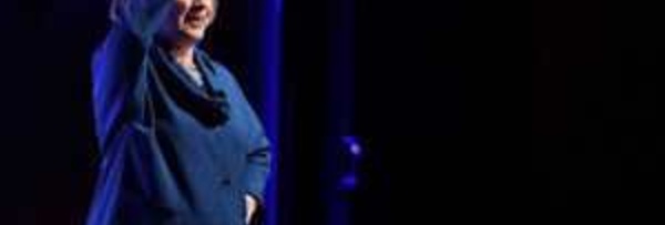 INSOLITE: Une femme lance une chaussure sur Hillary Clinton pendant une conférence