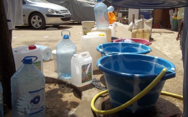 Pénurie d'eau à Saint Louis: les consuméristes menacent de porter plainte contre la SDE. La société parle d'une fuite dans le réseau et annonce le rétablissement ce soir.