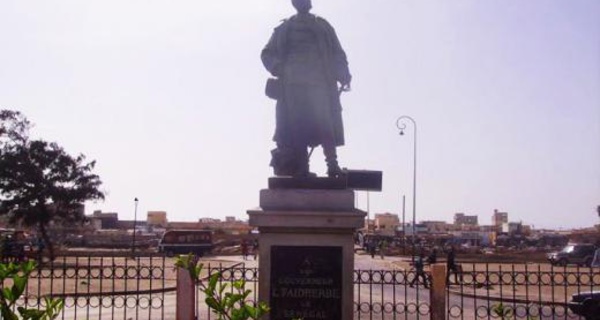 À Saint-Louis du Sénégal, la statue de la discorde (France 24)