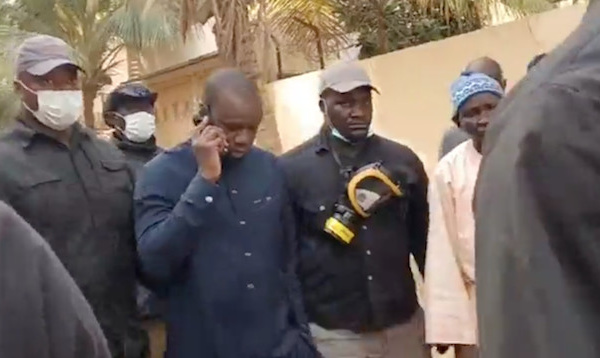 Ousmane Sonko bloqué et gazé en voulant tenir sa conférence de presse (vidéo)