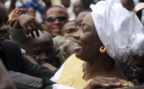 Mega Meeting de YAW aux Parcelles: Mimi Touré sur le présidium aux côtés des leaders