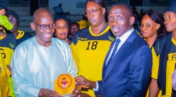 Reconnaissance : Le doyen Laye Diaw honoré par les anciennes du DUC