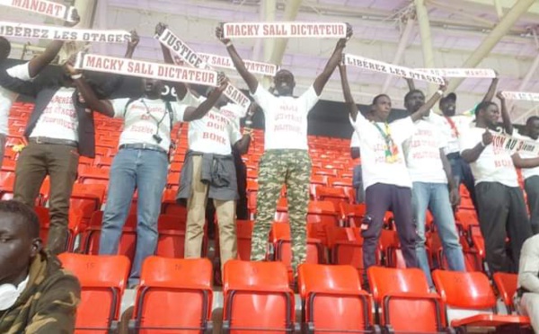Match Sénégal-Mozambique : arrestation des supporters aux banderoles : « Macky Sall dictateur, Non au 3e mandat… »