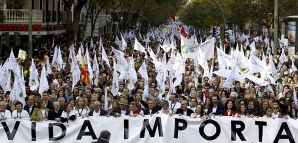 Des dizaines de milliers d'Espagnols manifestent contre l'avortement