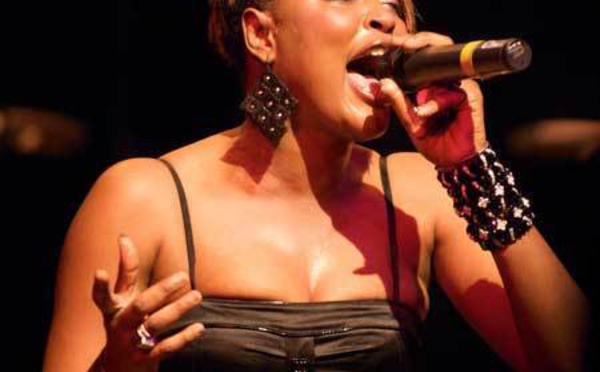CULTURE : Titi "la Lionne", sur le podium de l’Institut français de Saint-Louis, samedi.