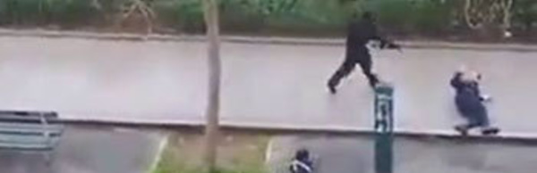 Vidéo choquante – Paris : La caméra cachée de l’attentat de Charlie Hebdo où les terroristes tuent un policier. Regardez