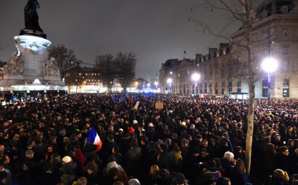 Direct: des milliers de manifestants en soutien à Charlie Hebdo