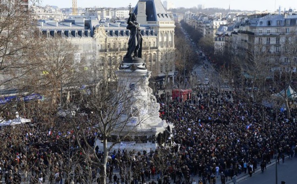 En direct - «Je suis Charlie», la place de la République noire de monde