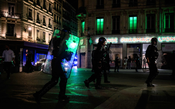 Une quatrième nuit de violences d’une “intensité moindre” en France, au moins 994 personnes interpellées