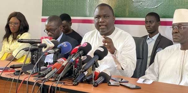 Non candidature de Macky Sall: Yewwi Askan Wi prend acte et demande à tout un chacun, de rester vigilant
