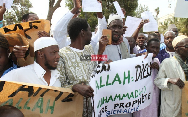 (Photos) Des associations islamiques marchent contre les caricatures de Charlie Hebdo.