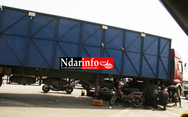 SAINT-LOUIS : En panne à l’entrée du pont Faidherbe, un camion bloque la circulation depuis 2 jours.