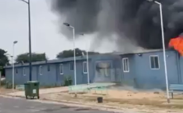 Incendie un village O de l'UGB : les flammes consument un module d'hébergement. 