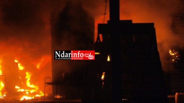 INCENDIE SUR L’AVENUE GÉNÉRAL DE GAULLE : tout un magasin dévasté par le feu.