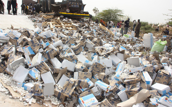 SAINT-LOUIS: Le Camion se renverse avec 30  tonnes de sucre.