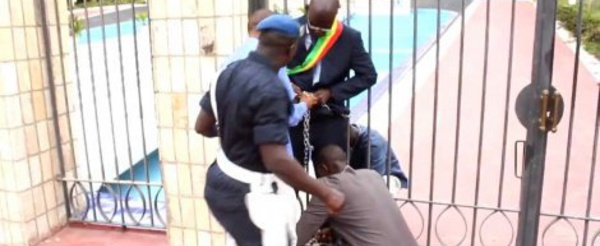 Cheikh Bamba Dièye: Pourquoi je m'étais enchaîné devant les grilles de l' Assemblée Nationale