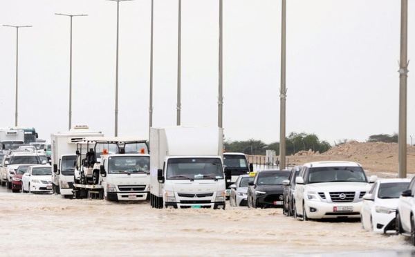 Dubaï en proie à de graves inondations : Un aéroport inondé, des routes bloquées, un gratte-ciel frappé par la foudre