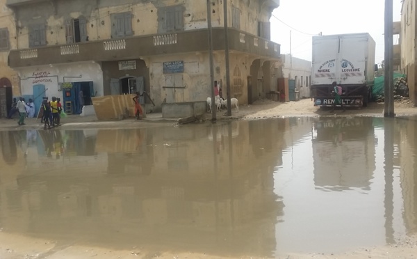 Urgent : Un grand canal d'eau éclate à Santhiaba.