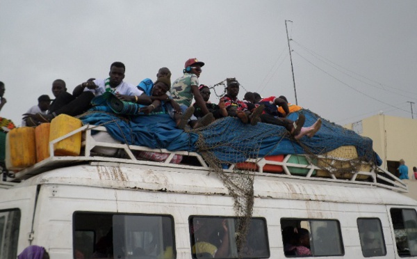 GRAVE ACCIDENT A NGALLELE : Un mini car heurte un camion semi-remorque.
