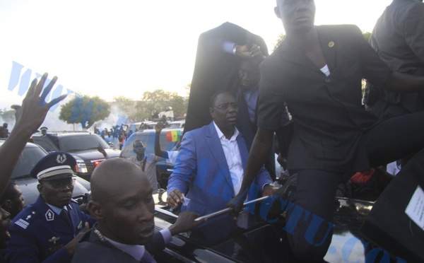 Jets de pierres à l’Ucad : Le président Macky Sall exfiltré par sa garde rapprochée, 5 étudiants arrêtés