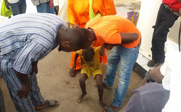 URGENT : un taxi heurte violemment un talibé, à côté du garage Bango