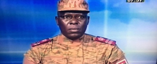 Crise au Burkina : les putschistes annoncent la destitution du président Michel Kafando, Regardez!