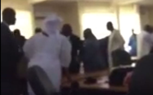 (Vidéo) L'Assemblée nationale comme à la borne fontaine : Bagarres et insultes entre députés, Woré Sarr pique une crise