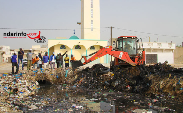 VIDÉO - REFOULEMENTS D’ÉGOUTS A PIKINE : l’incivisme sabote le réseau d’évacuation des eaux de pluie.